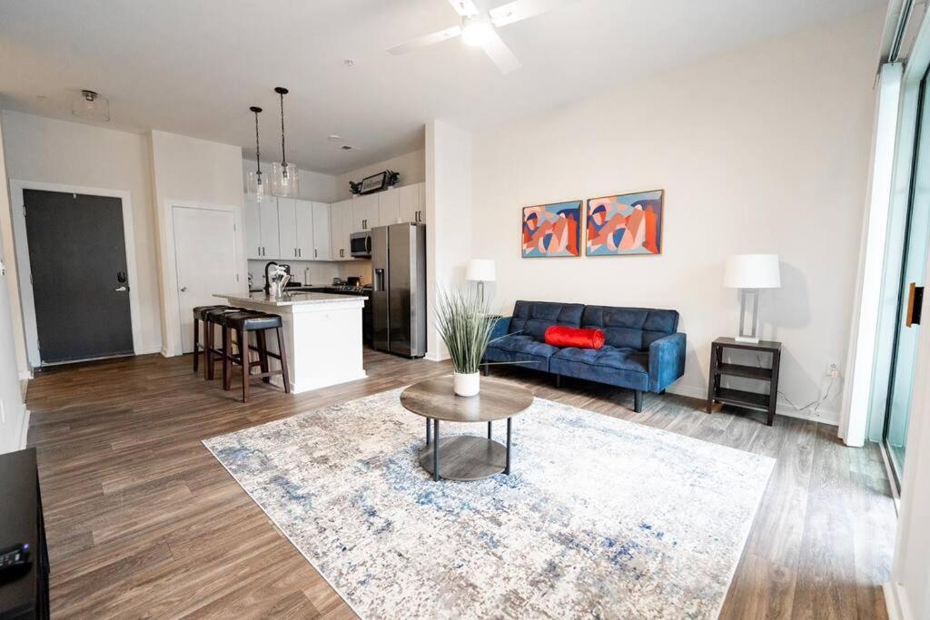 Luxury Wifi, Gym, Pool, Shops & Food! Unit 329