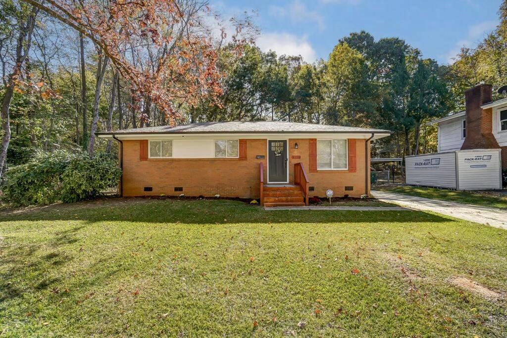 Charm Haven With Outdoor Tv Holiday home Charlotte