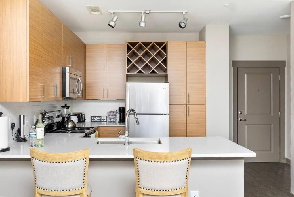 1br Uptown, Pool, Wine, Near Convention Center_311 *