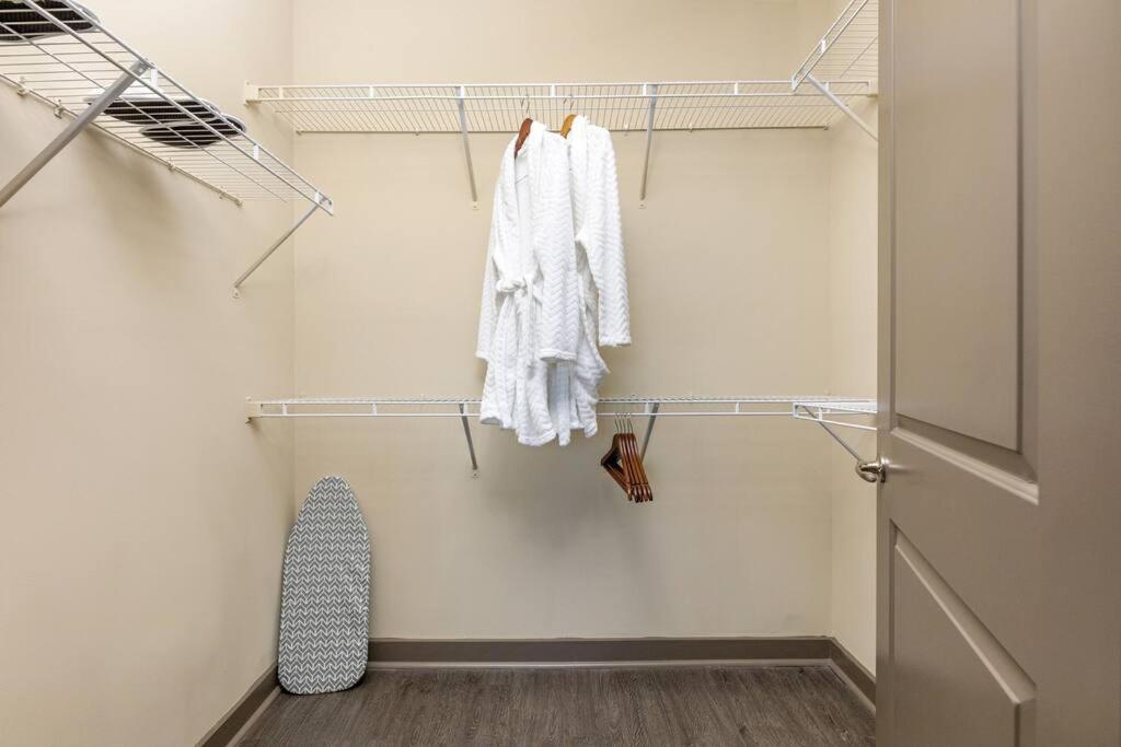 1br Uptown, Pool, Wine, Near Convention Center_311 *