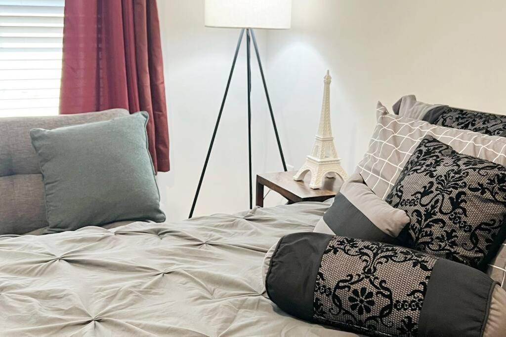 Luxury Executive 2 Bedroom/2 Bathroom Boutique Apartment *