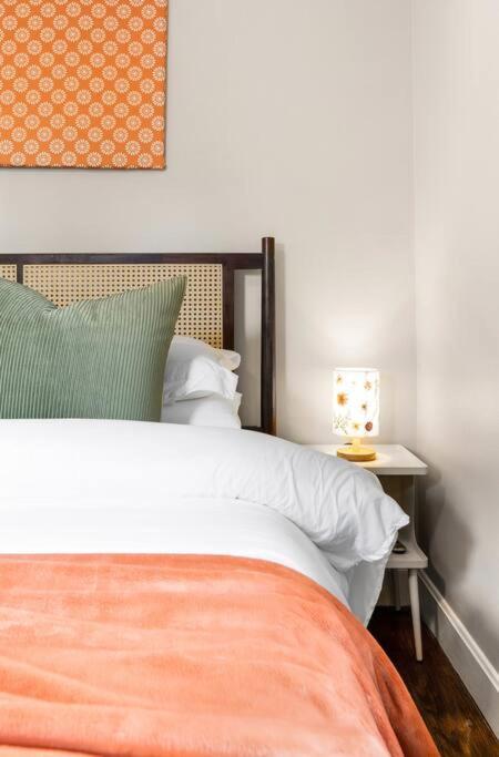 Holiday home 5bd Vibrant Haven: Basketball - 10mins To Airport