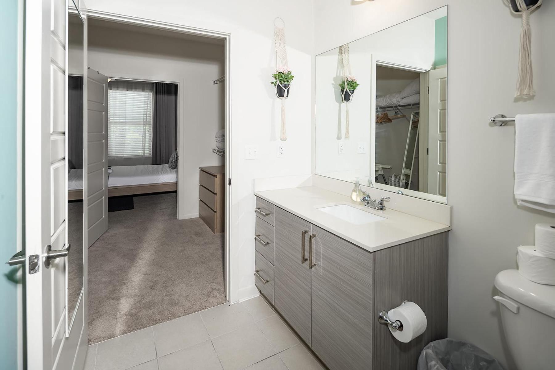 Apartment Uptown 4th Ward Luxury Year-round Pool *