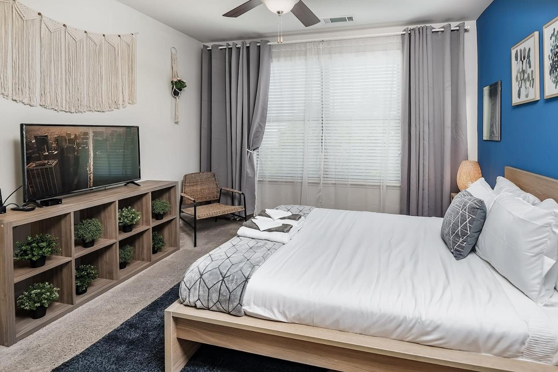 Uptown 4th Ward Luxury Year-round Pool Apartment Charlotte