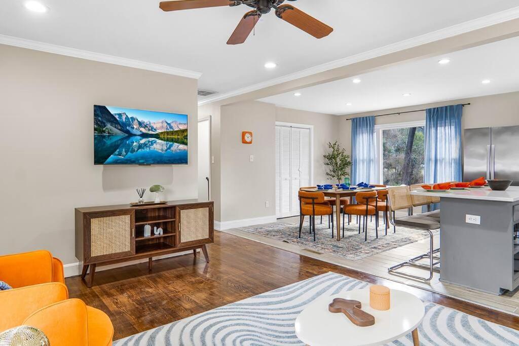 Holiday home 5bd Vibrant Haven: Basketball - 10mins To Airport *