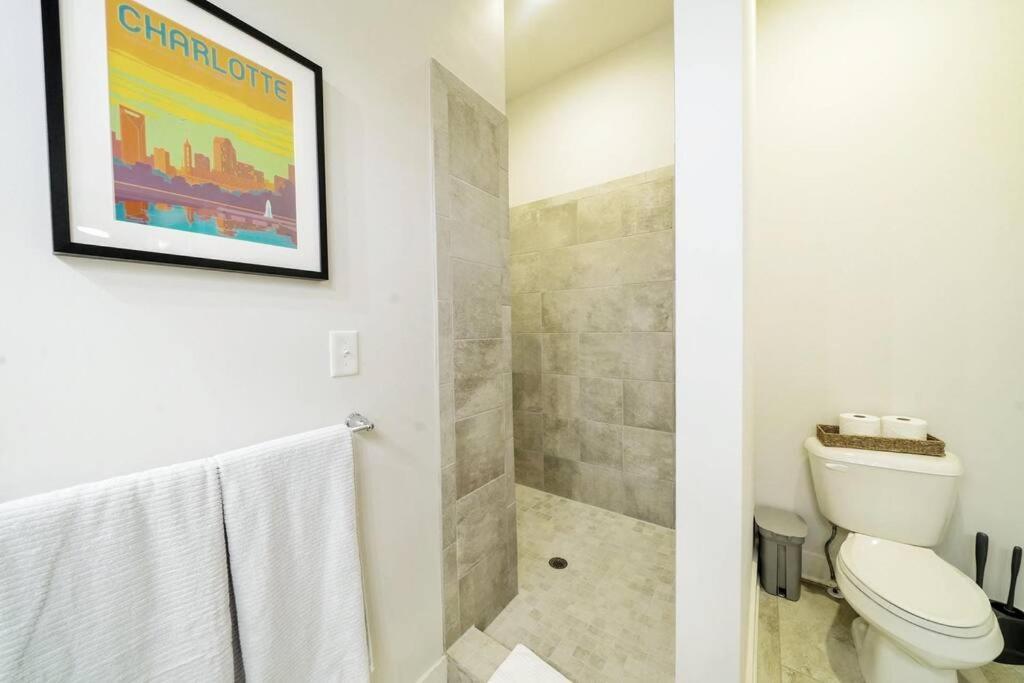 Apartment New Stylish Getaway- 5 Mil To Uptown/3 Smart Tvs! *