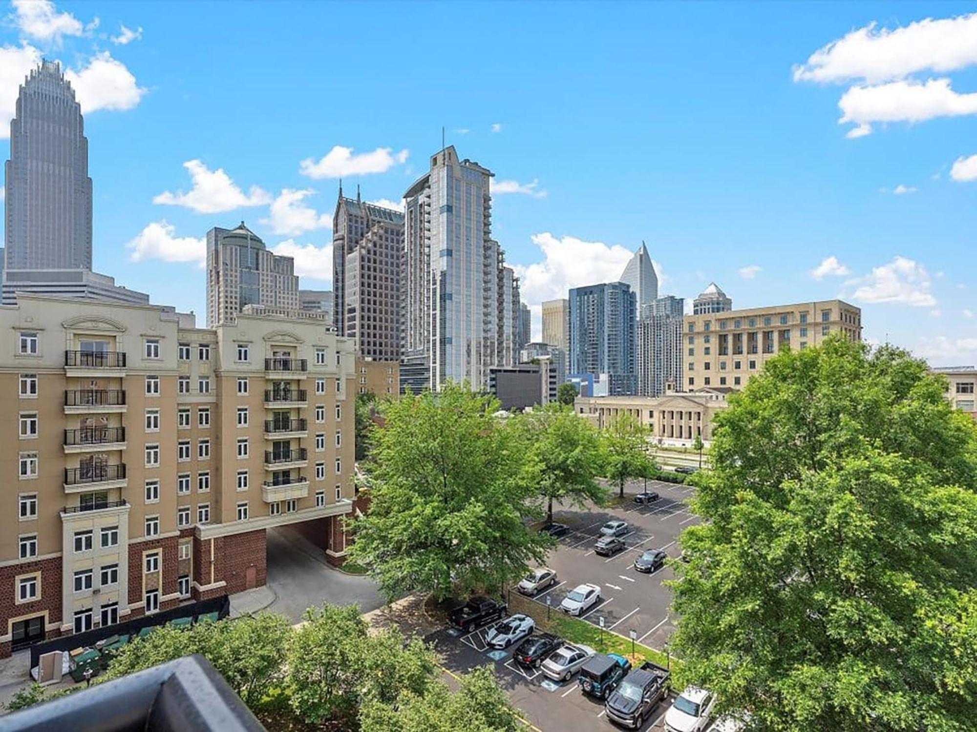 Cityscape Flat- 3br Luxury In Uptown Apartment *
