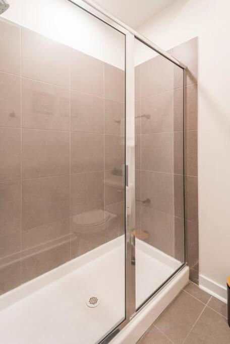 Charming Cozy With Wi-fi & Free Parking Apartment *