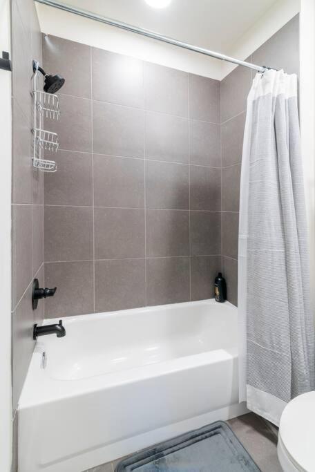 Charming Cozy With Wi-fi & Free Parking Apartment *