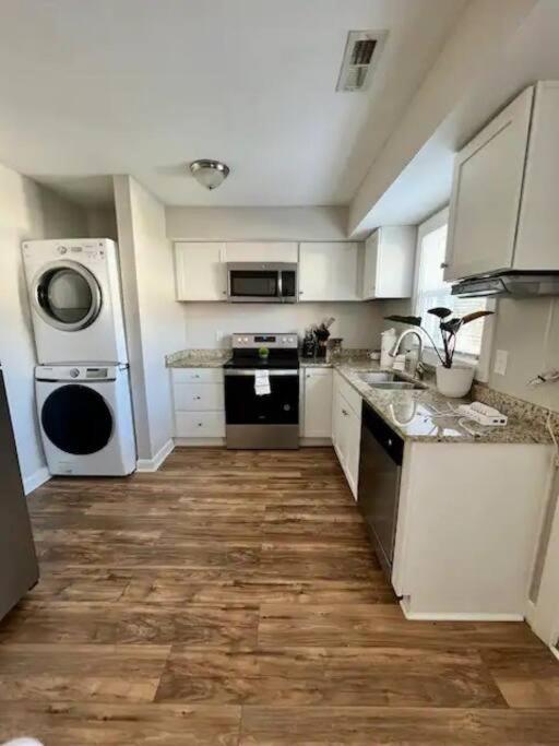Gated 2br I 5 Min Uptown Apartment *