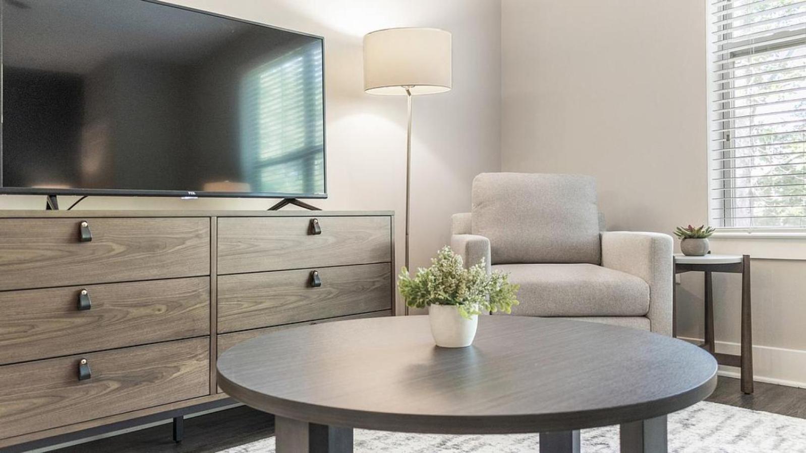 Landing Modern With Amazing Amenities *