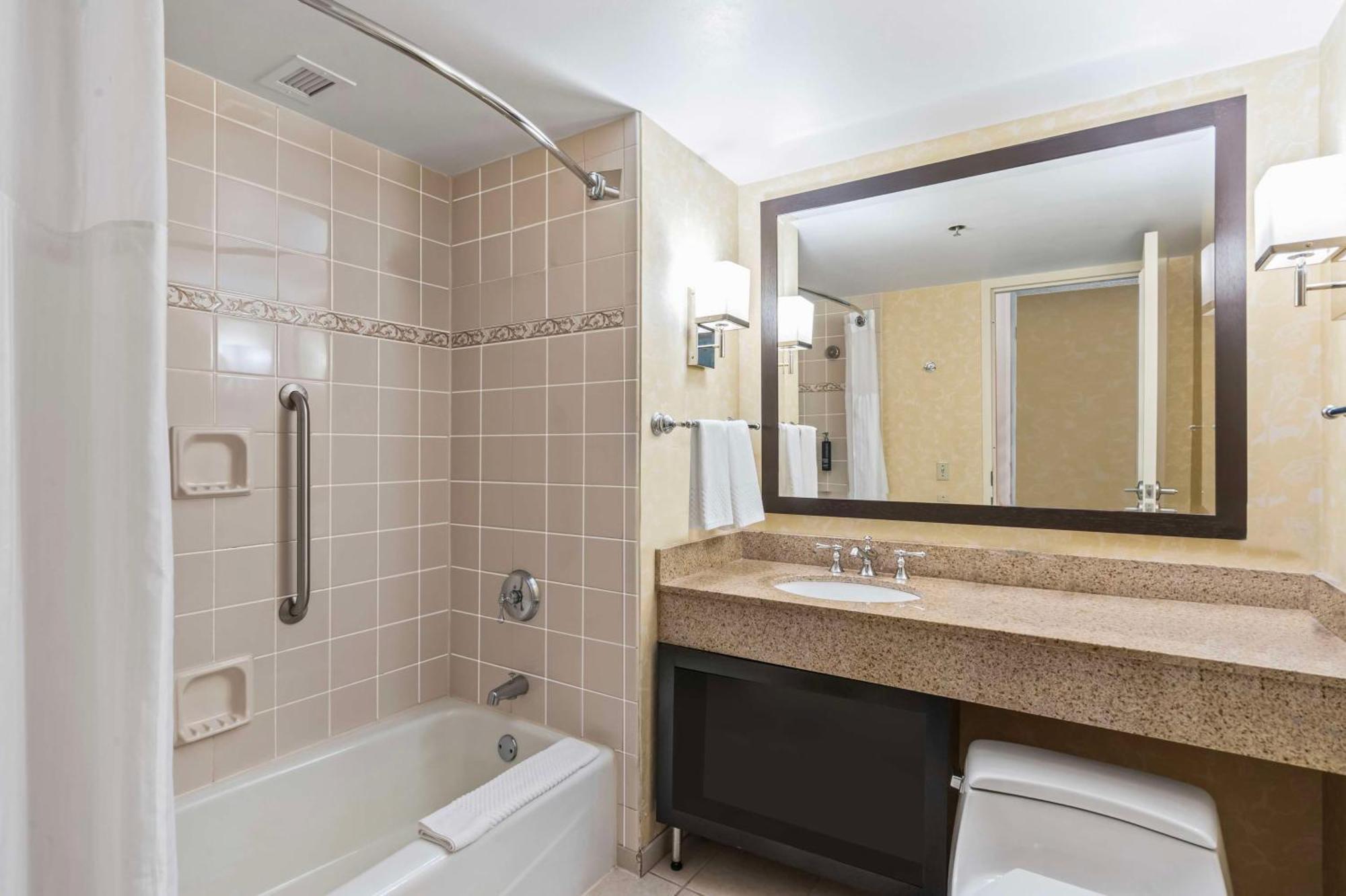 Doubletree By Hilton Uptown Hotel 3*