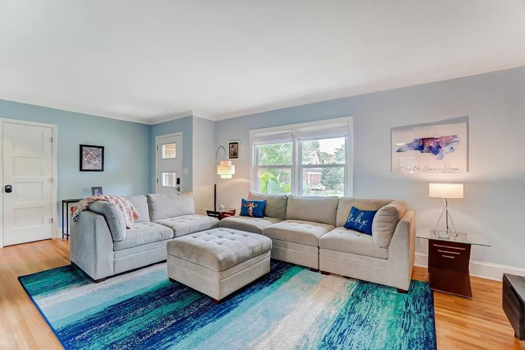 Poolside With Fire Pit Fun And King Holiday home