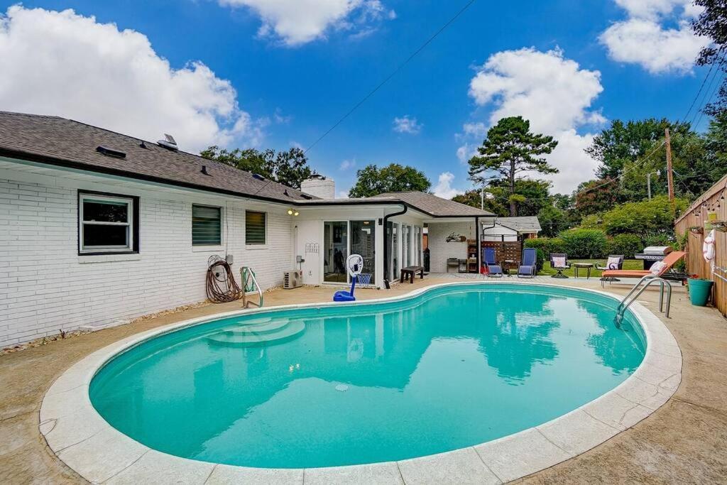 Poolside With Fire Pit Fun And King Holiday home *