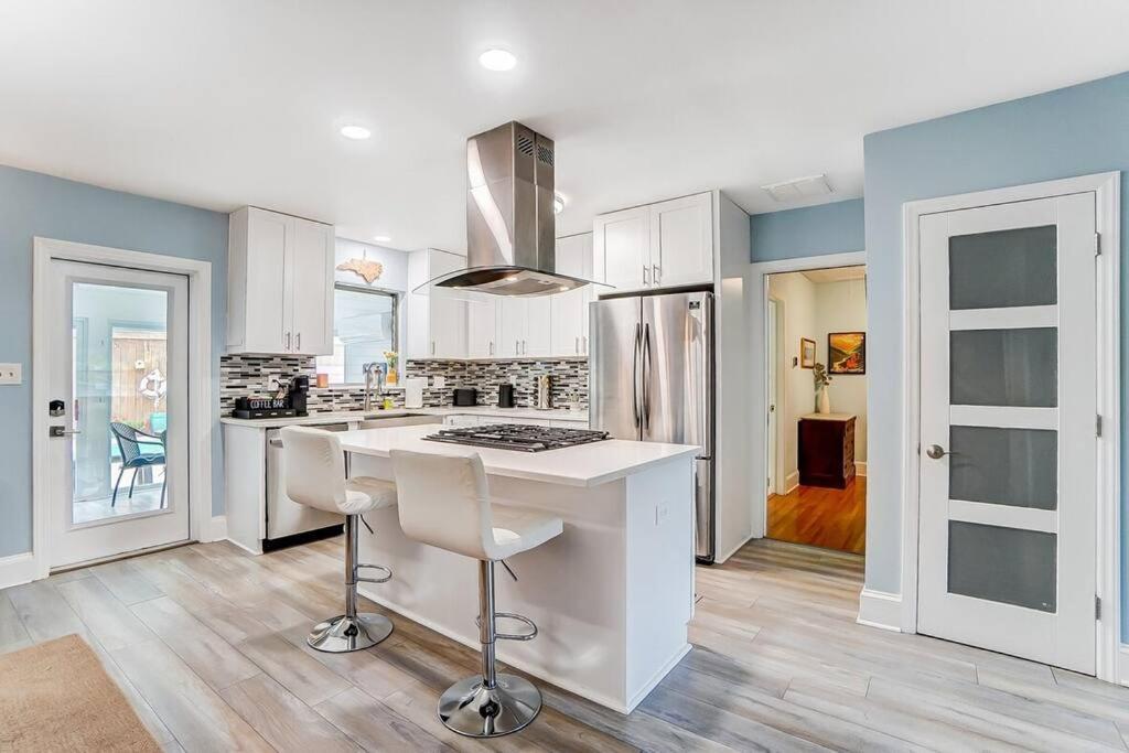 Holiday home Poolside With Fire Pit Fun And King *