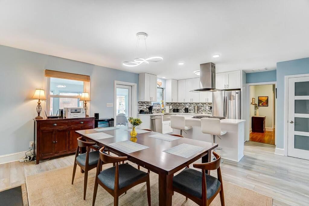 Poolside With Fire Pit Fun And King * Charlotte