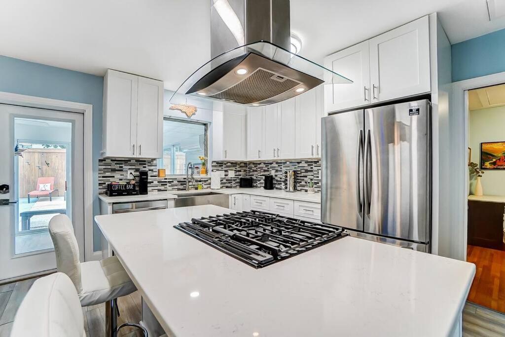 Poolside With Fire Pit Fun And King *