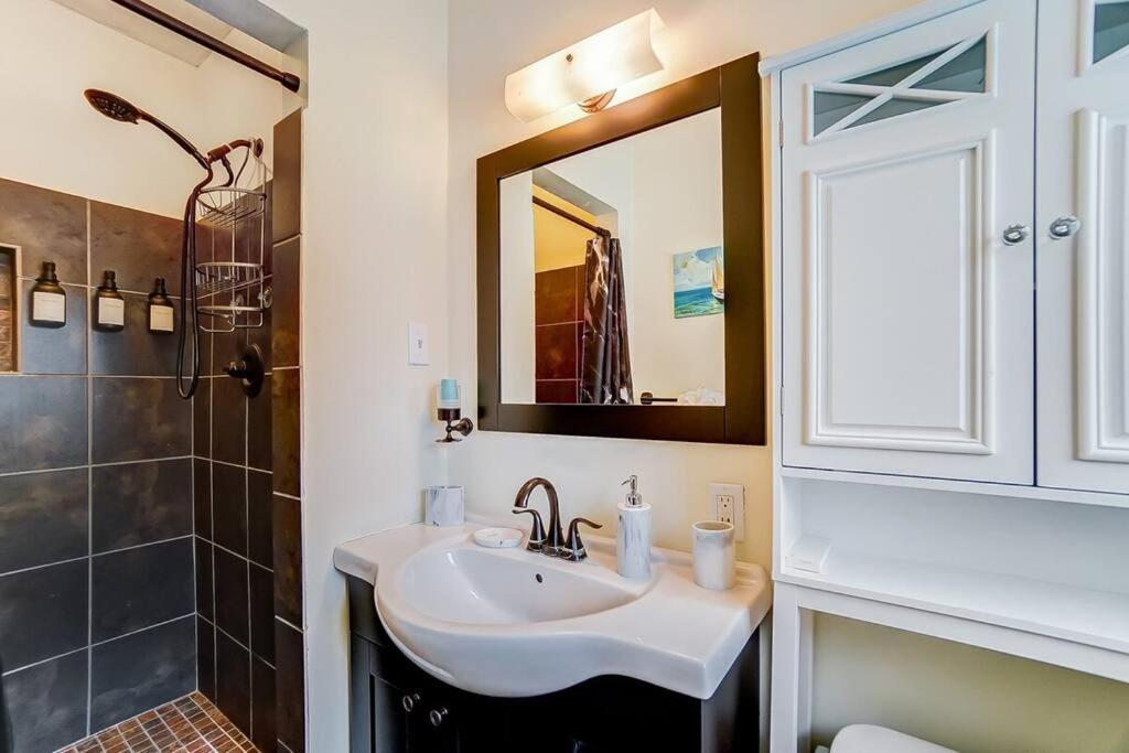 Poolside With Fire Pit Fun And King Holiday home *