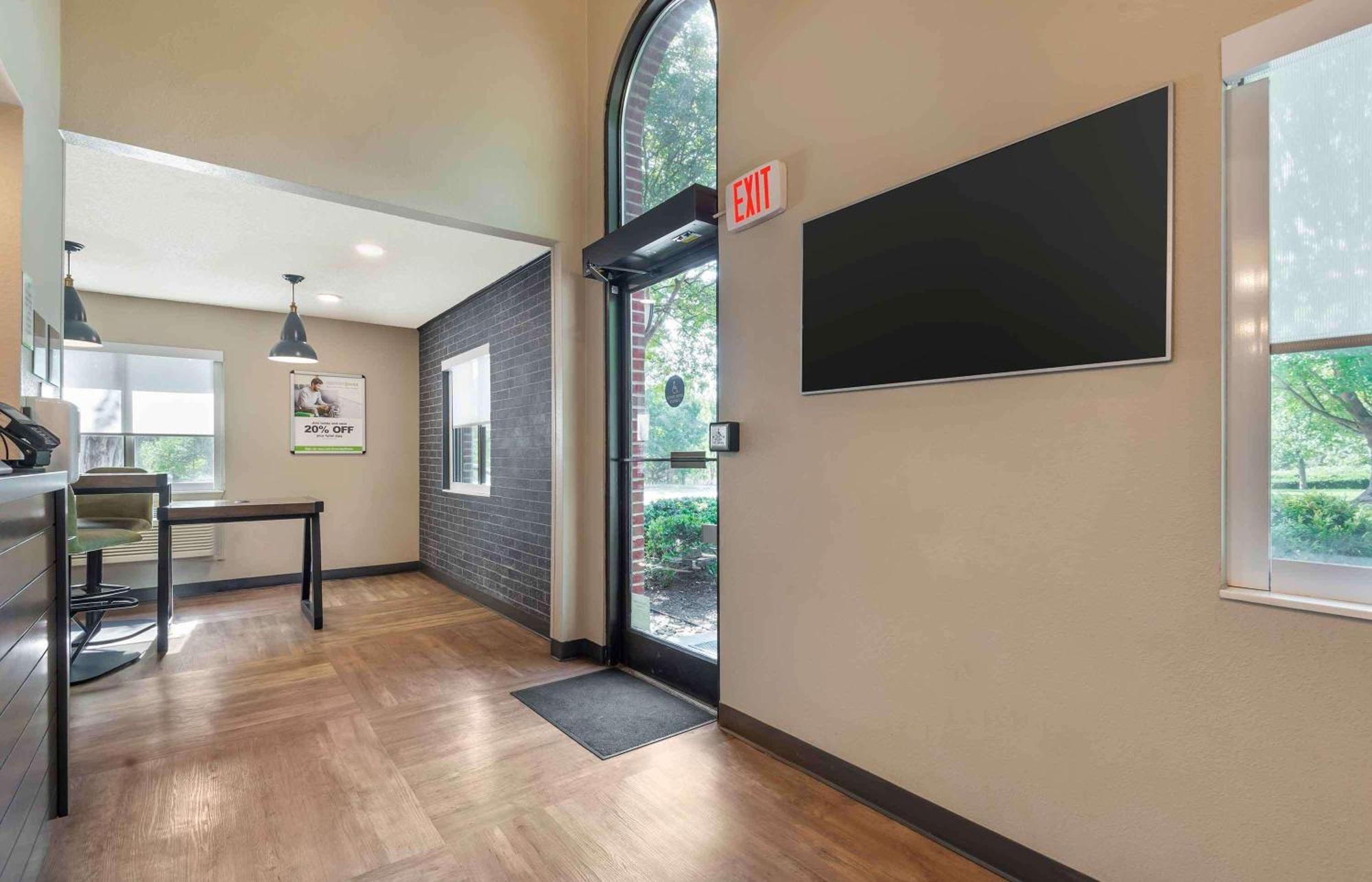 Extended America Select - - Place - E Mccullough Dr 2*
