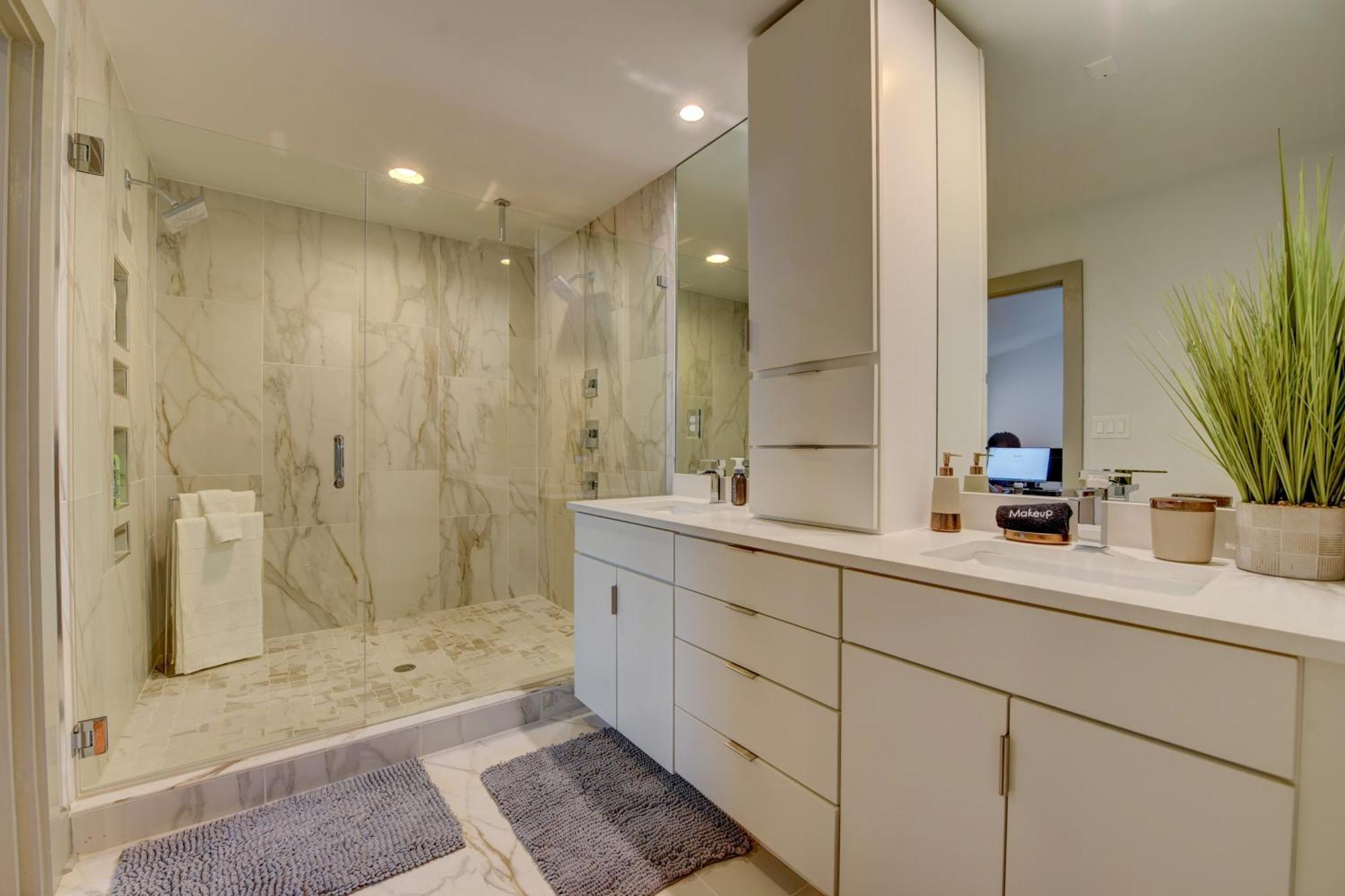 Modern With Yard 3 Mi To Uptown Charlotte!