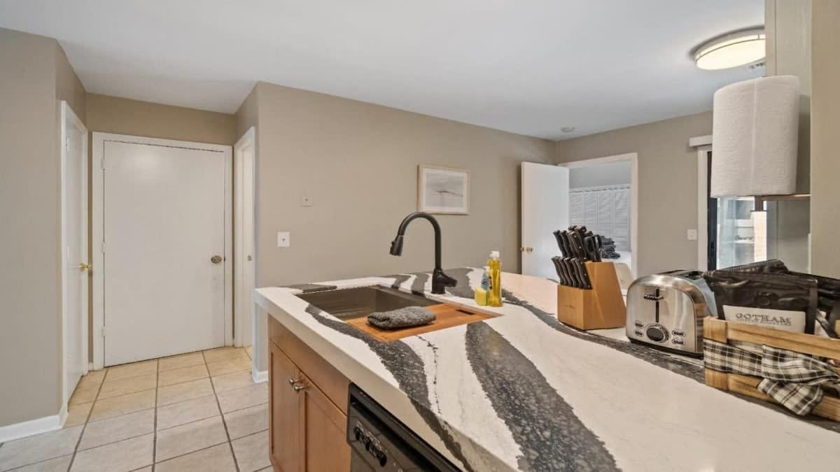 Gorgeous 2 Bedroom Near Carowinds - Patio - Pool Holiday home Charlotte