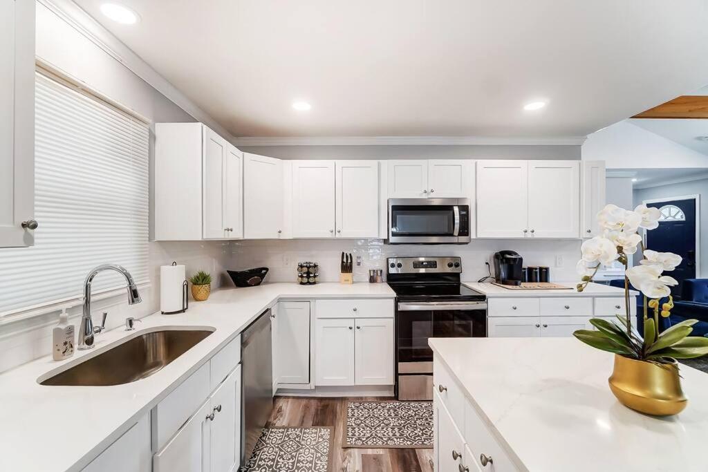 3br Getaway, Hot Tub & Mini Golf Fun Holiday home *