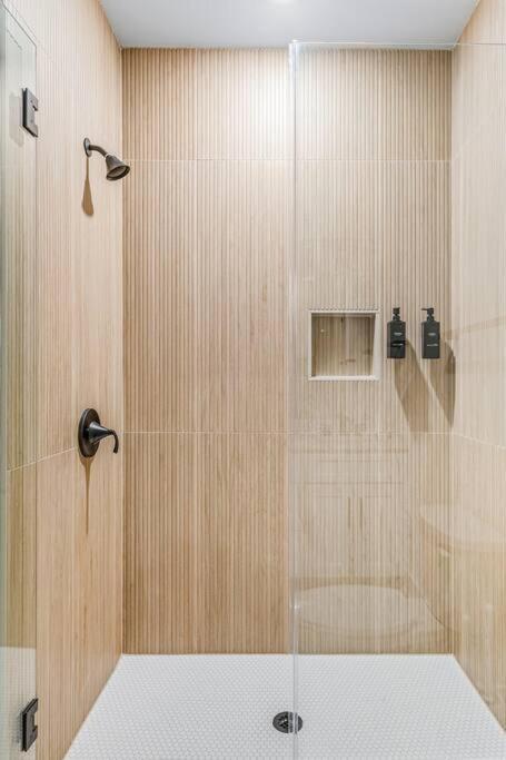 Modern 4br Uptown Oasis! Holiday home *