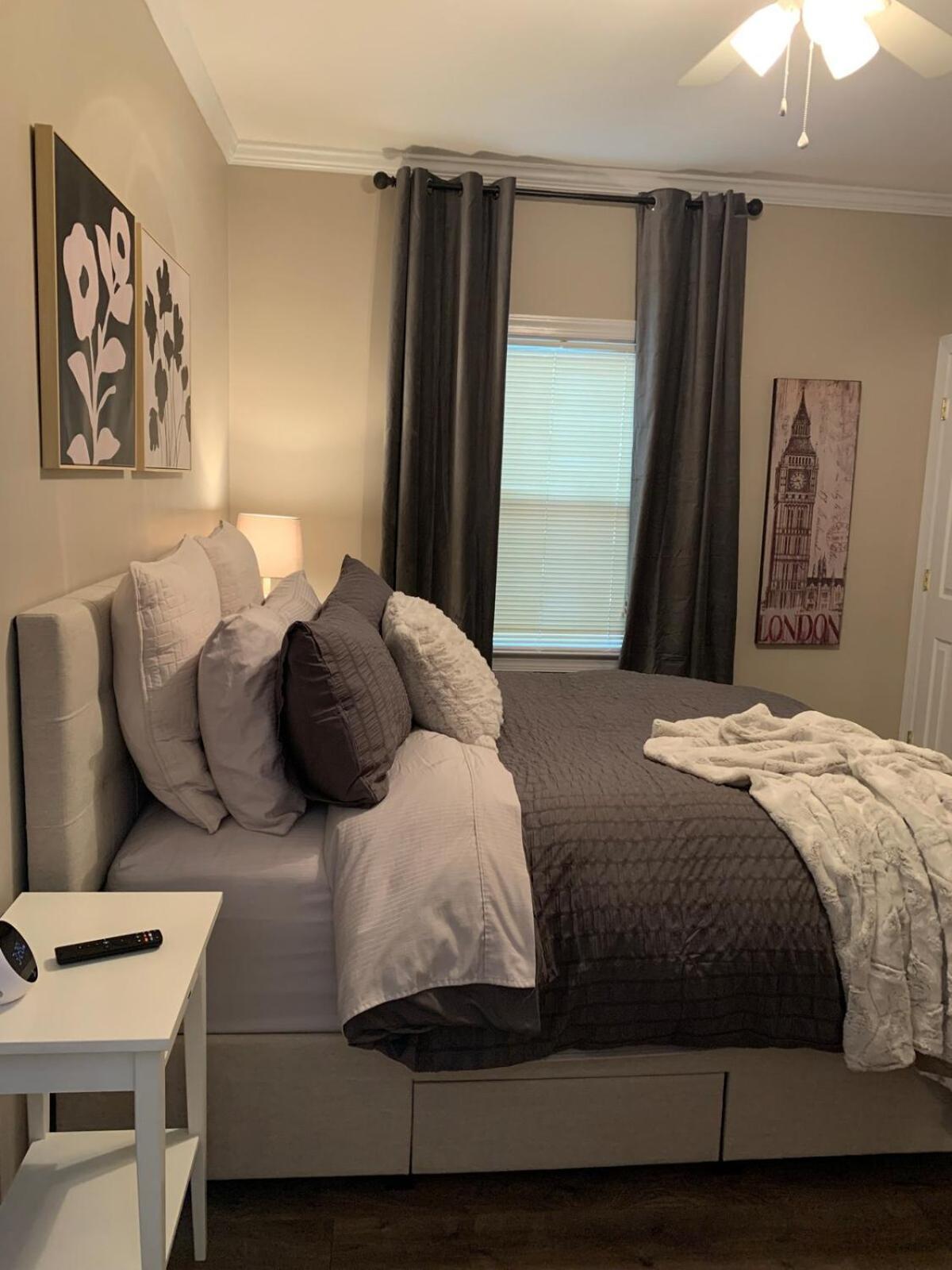 2 Bedroom In Heart Of Clt Apartment *