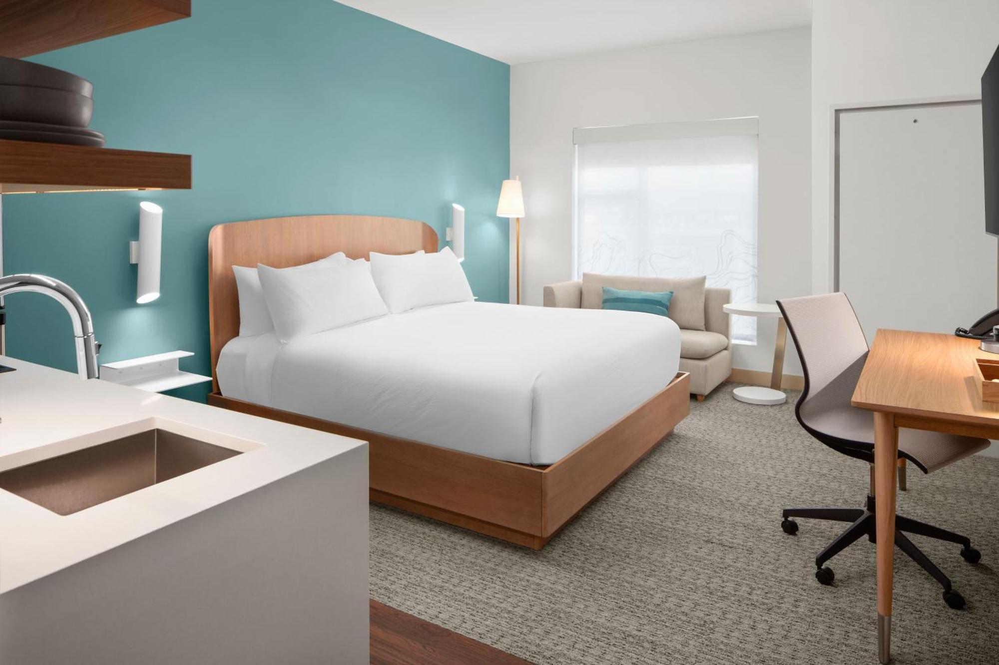 Element Uptown Hotel 3*