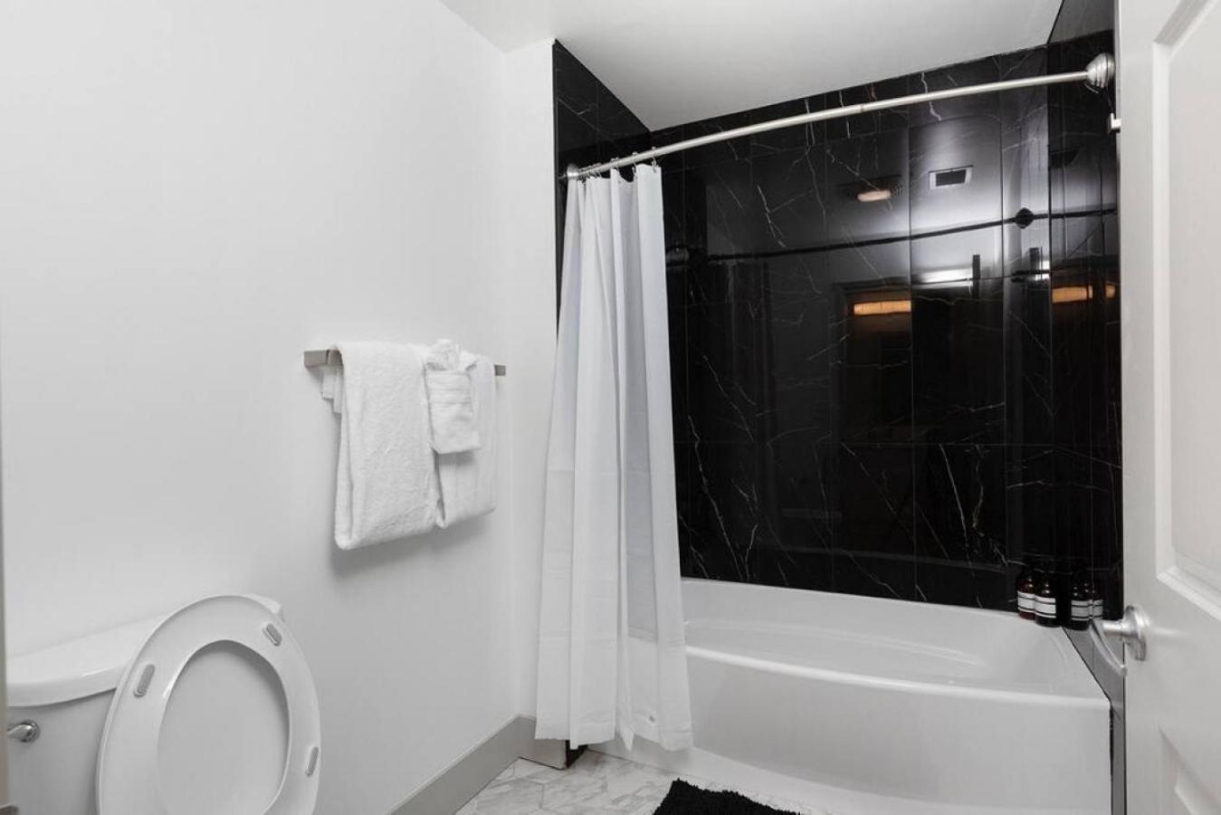 The Tar Heel - Stylish 4br With Views - Free Parking - Gym Apartment