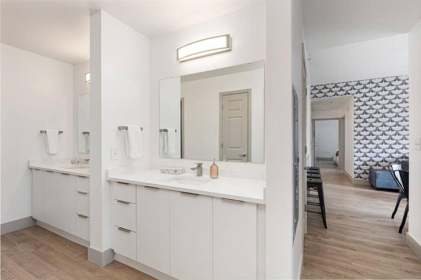 The Tar Heel - Stylish 4br With Views - Free Parking - Gym Apartment Charlotte