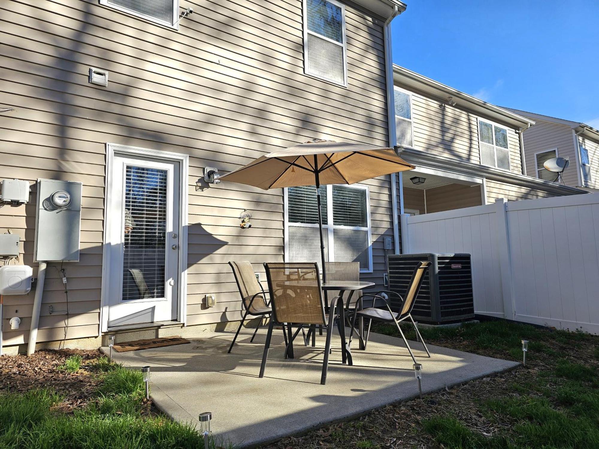 Charlorre Townhome - 1br Pet Friendly Apartment