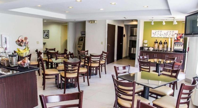 Sleep Airport - Billy Graham Parkway Hotel 2*
