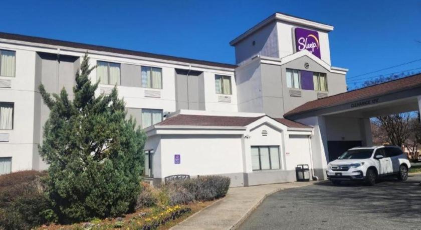 Hotel Sleep Airport - Billy Graham Parkway 2*