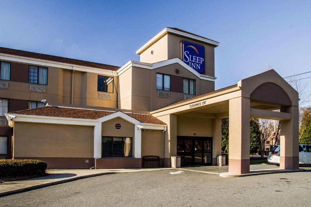 Hotel Sleep Airport - Billy Graham Parkway