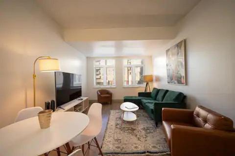 Live Beautifully Uptown Apartment