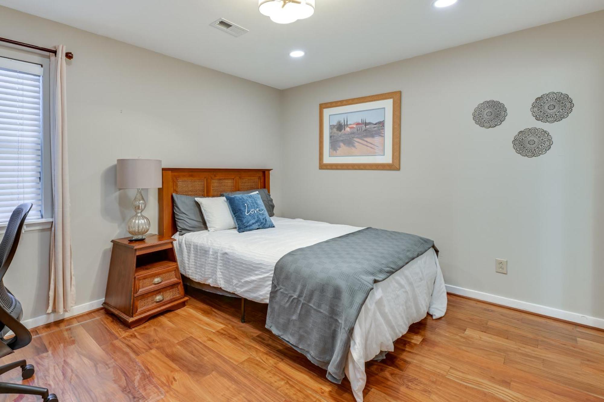 1 Mi To Boa Stadium! Walkable With Porch * Charlotte