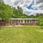 Cozy Charlotte Retreat With Yard About 5 Mi To Dtwn