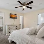 Cozy 2 Bedroom Duplex In Charlotte, Jacuzzi, Sleeps 6 Plus 2