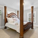 Cozy 4B Retreat Near Uptown King Beds Sleeps 12