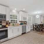 Cheerful 3 Bedroom-Long Term Close To Uptown
