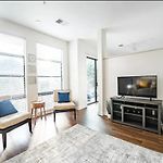 Luxury Apartment Uptown Wi-Fi Gym Pool Shops Food! Apt 228