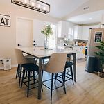 City Retreat - 4 Bedroom Oasis With King & Private Yard Near Downtown