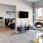 Luxurious & Comfy Downtown Oasis ~ Views ~ Parking