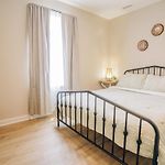 City Retreat - 4 Bedroom Oasis With King & Private Yard Near Downtown