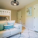 City Retreat - 4 Bedroom Oasis With King & Private Yard Near Downtown