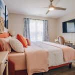 City Retreat - 4 Bedroom Oasis With King & Private Yard Near Downtown