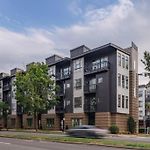 Studio Townhouse In Uptown King Bed-Wi-Fi-Full Kitchen- Washer & Dryer