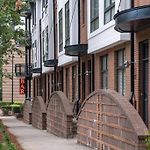 Studio Townhouse In Uptown King Bed-Wi-Fi-Full Kitchen- Washer & Dryer