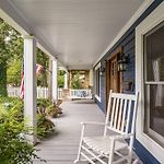 Single Story Fully Fenced Pet Friendly Bungalow In The Arts District